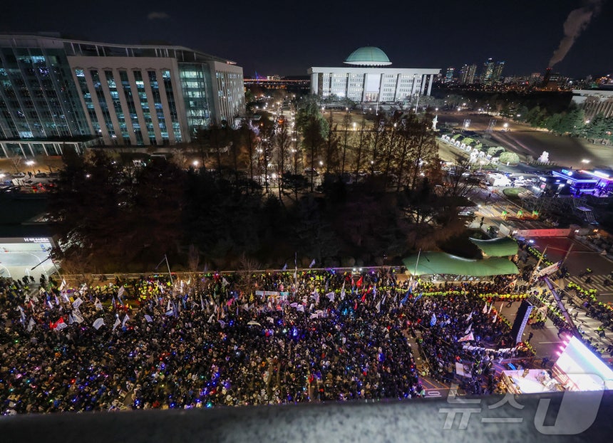 12·3 비상계엄 1년을 맞은 3일 서울 여의도 국회 앞에서 열린 '12·3 내란외환 청산과 종식, 사회대개혁 시민대행진'에 참석한 시민들이 응원봉을 들고 있다. 2025.12.3