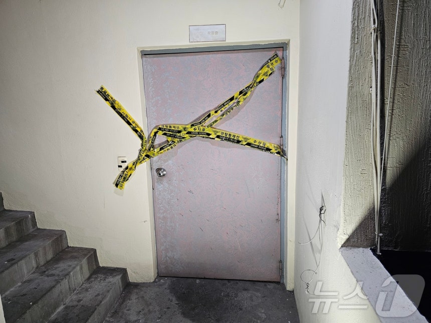 3일 오후 경남 창원시 마산회원구 합성동 한 모텔에서 흉기 사건이 발생, 경찰이 현장을 통제하고 있다. 2025.12.3/뉴스1 ⓒ News1 박민석 기자