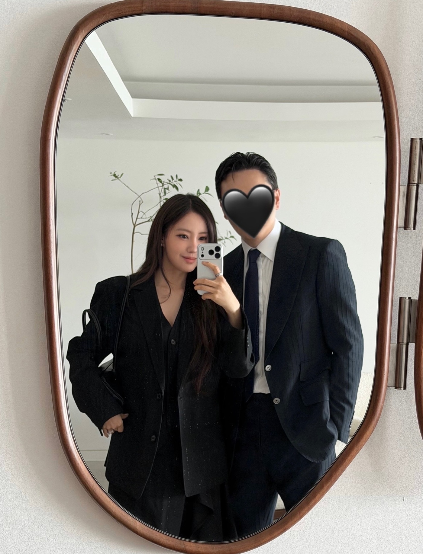 <b>효민</b>, 금융맨 <b>남편</b>과 <b>함은정 결혼식</b> 참석…민폐하객 비주얼