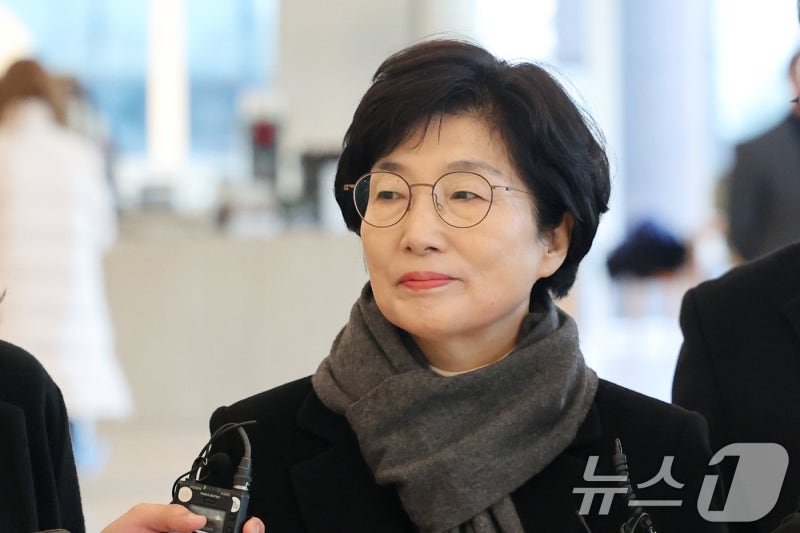 '<b>특검</b> 첫 출석' <b>김기현 아내</b>, '김 여사에 전대 지원 요청' 질문에 '침묵...