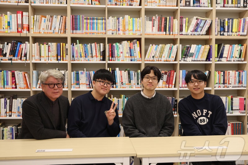 포즈 취하는 <b>수능 만점</b>자 <b>왕정건</b> 학생