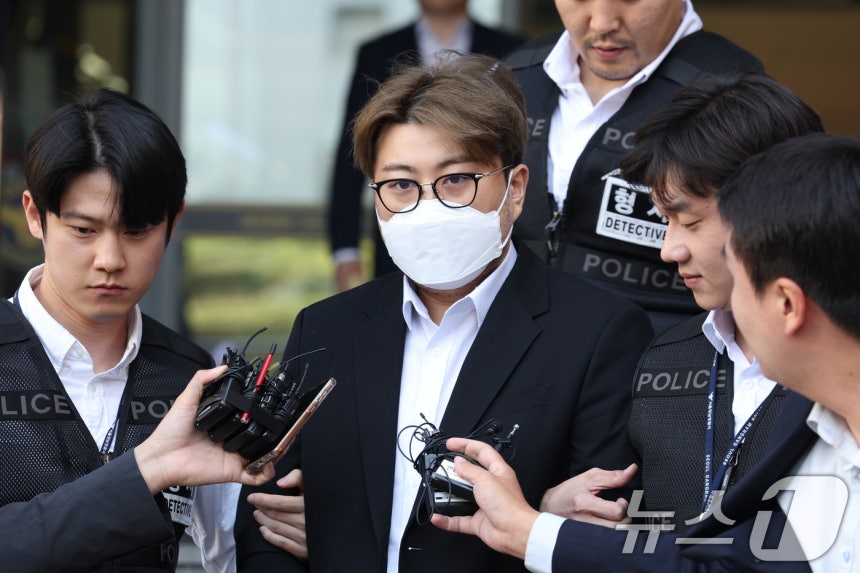 '음주 뺑소니' 혐의를 받는 트로트 가수 김호중 씨가 지난해 31일 오전 서울 강남경찰서에서 나와 검찰로 구속 송치되고 있다. 2024.5.31/뉴스1 ⓒ News1 박정호 기자