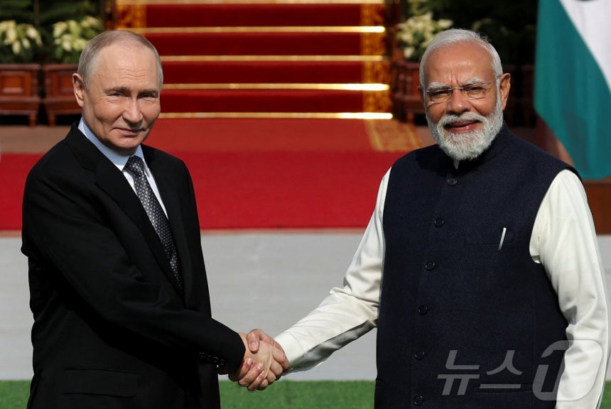 뉴델리 정상회담에 앞서 악수하는 푸틴 러시아 대통령(왼쪽)과 모디 인도 총리. 2025.12.05 ⓒ 로이터=뉴스1 ⓒ News1 이지예 객원기자