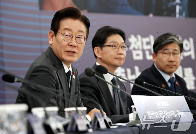 李<b>대통령</b> "대전·충남 모범<b>통합</b> 해보자"…'지역 <b>통합</b>론' 띄웠다(종합)