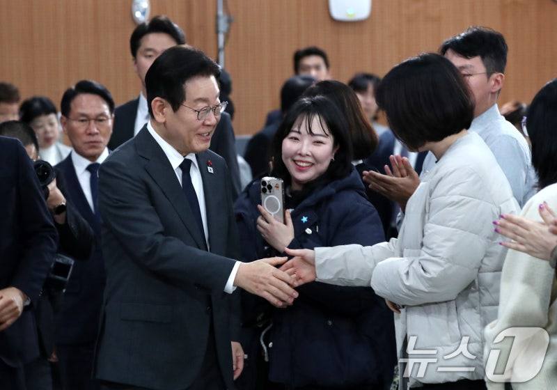 李대통령, <b>국방</b>과학<b>연구</b>소 찾아 "<b>국방</b>비 증액, 중추적 역할 기대"