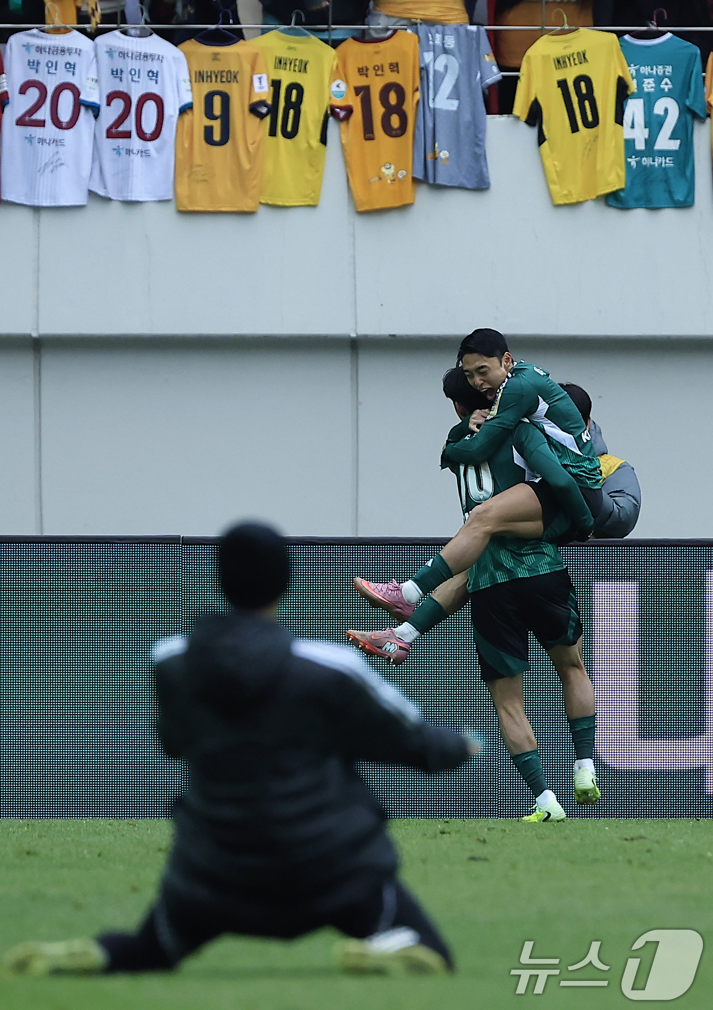 <b>전북</b>, 연장 접전 끝 광주 2-1 꺾고 <b>코리아컵</b> 정상…시즌 <b>2관왕</b>