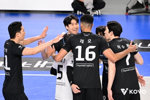 <b>현대캐피탈</b>, KB손보 3-0 완파…<b>현대</b>건설은 흥국생명에 셧아웃 승리