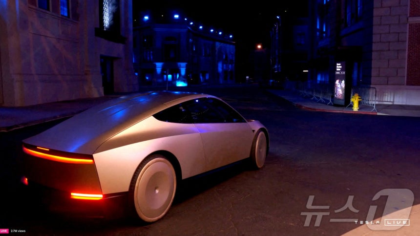 10일(현지시간) 미국 캘리포니아주 로스앤젤레스에서 공개된 일론 머스크 테슬라 최고경영자(CEO)가 운전하는 로보택시의 모습. 사진은 테슬라 영상 갈무리. 2024.10.10 ⓒ 로이터=뉴스1 ⓒ News1 김지완