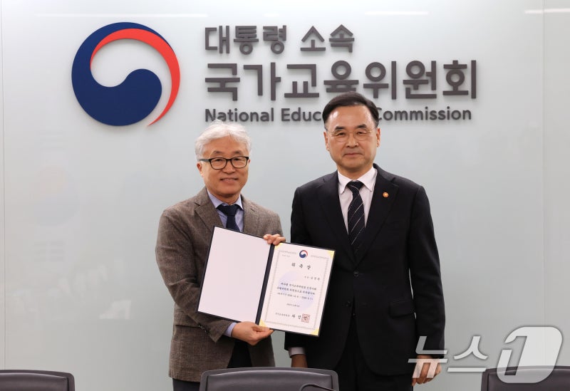 <b>차정인 위원장</b>, <b>인문사회 특별위원회</b> 위촉장 수여