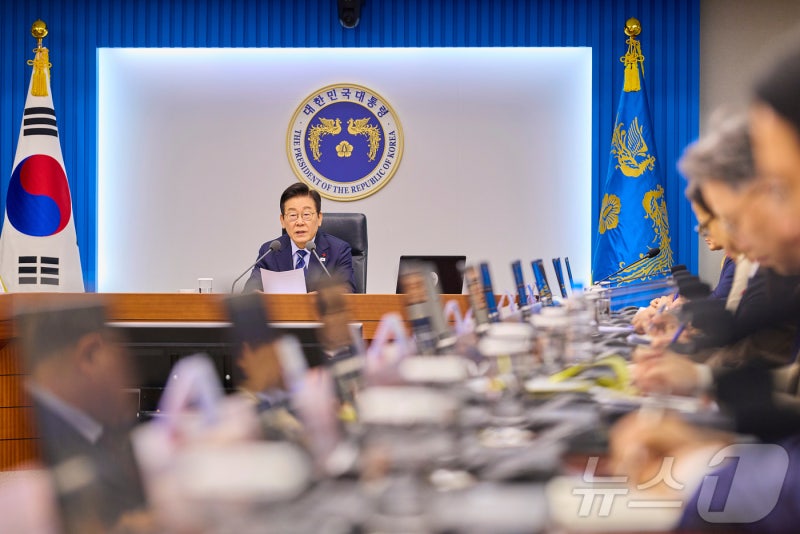 李대통령 "수도권 집중 성장잠재력 훼손…<b>균형발전</b>, <b>국가 생존전략</b>(종합...