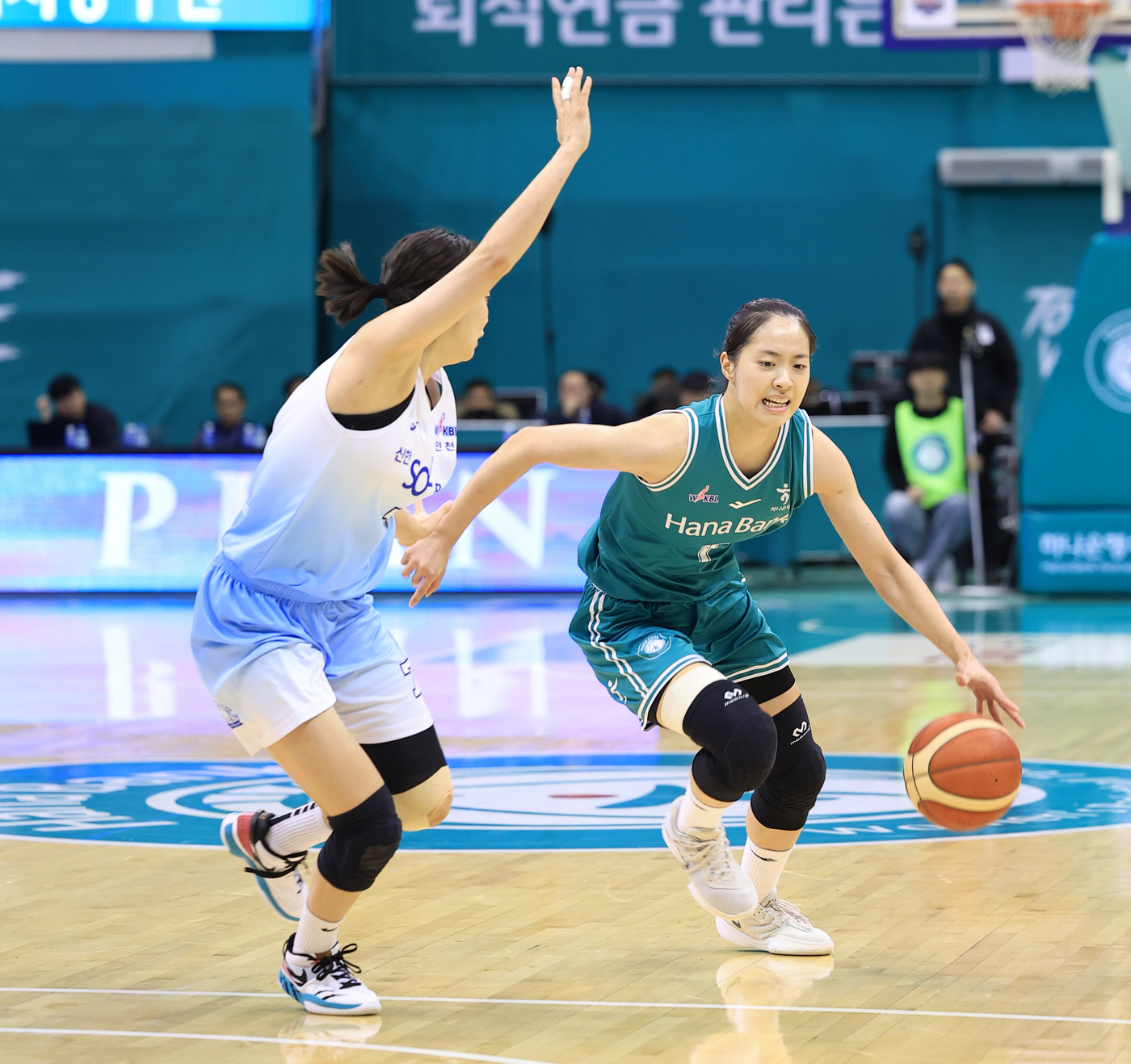 여자농구 선두 <b>하나은행</b>, 신한<b>은행</b> 잡고 <b>5연승</b>…2위와 1.5게임 차