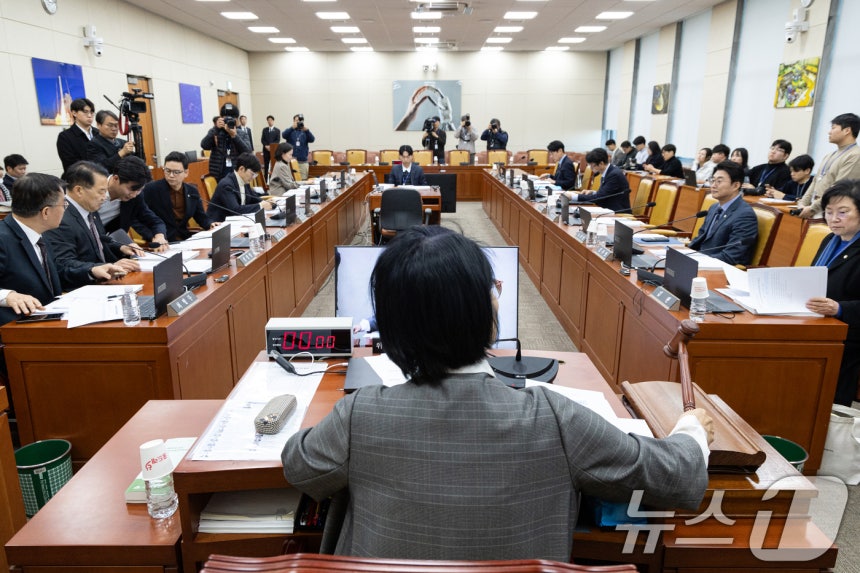 9일 서울 여의도 국회에서 열린 제429회국회(정기회) 과학기술정보방송통신위원회 제19차 전체회의에서 최민희 위원장이 의사봉을 두드리고 있다. 2025.12.9/뉴스1 ⓒ News