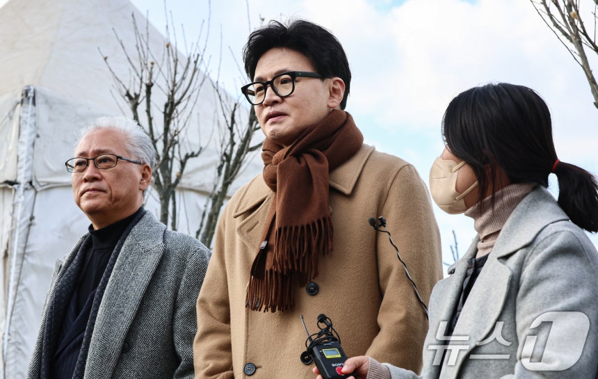 한동훈 국민의힘 전 대표가 9일 서울 여의도 국회 앞에서 열린 군인 재해보상법 개정 촉구 시위에 동참하고 있다. 2025.12.9/뉴스1 ⓒ News1 김도우 기자