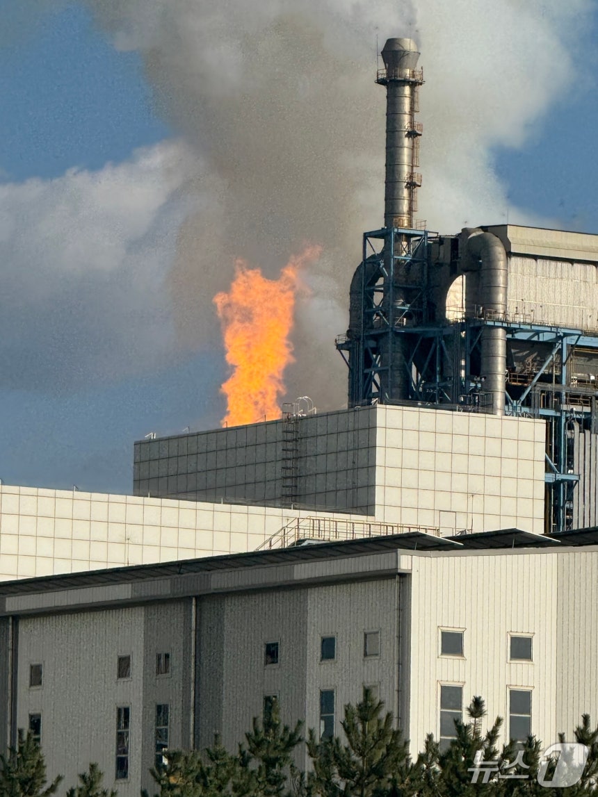 태안화력발전소 내 석탄가스화복합발전(IGCC) 설비에서 폭발로 추정되는 화재 발생 모습(독자 제공. 재판매 및 DB금지)2025.12.9/뉴스1