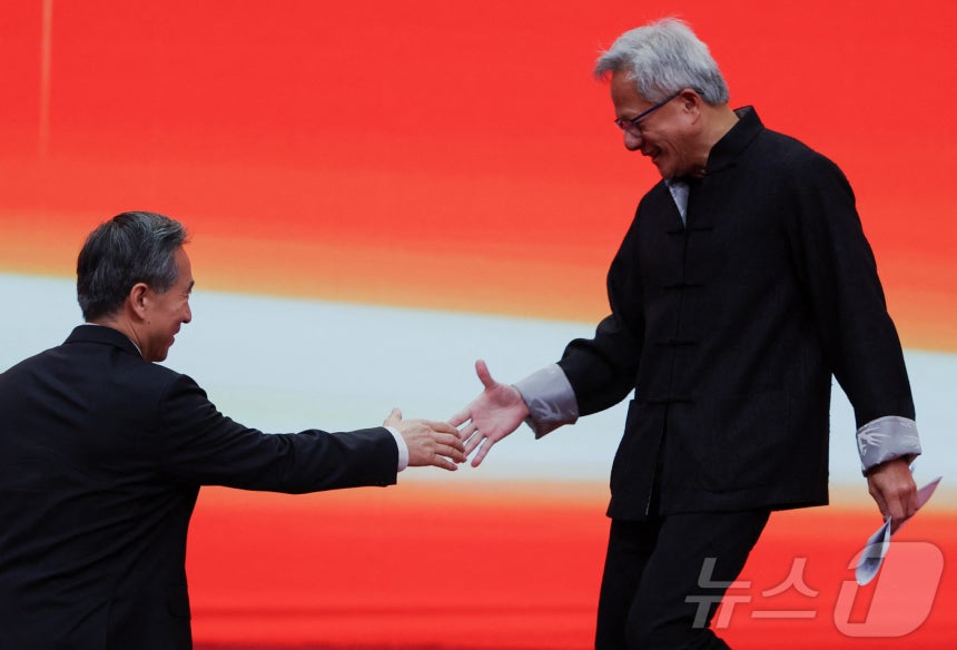 엔비디아의 최고경영자(CEO) 젠슨 황이 16일 중국 베이징에서 열린 제3회 중국국제공급망촉진박람회에 참석하고 있다.2025.7.16 ⓒ 로이터=뉴스1