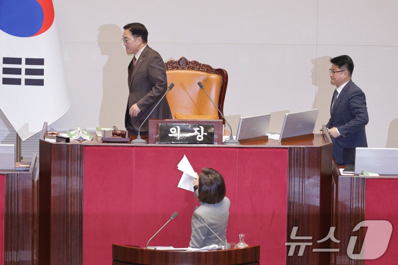 국힘, 의장실 찾아 집단 <b>항의</b>…"<b>필리버스터 중단</b>은 불법"