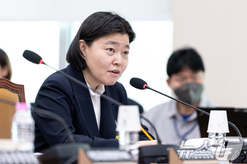 임은정 서울동부지검장이 23일 서울 여의도 국회 법제사법위원회에서 열린 서울고등검찰청·서울중앙지방검찰청 등에 대한 국정감사에 출석해 의원 질의에 답변하고 있다. 2025.10.23/뉴스1 ⓒ News1 이승배 기자