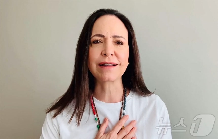 올해 노벨평화상 수상자인 마리아 코리나 마차도가 지난 1월 10일에 소셜 미디어에서 공개된 영상에서 베네수엘라의 알려지지 않은 장소에서 발언을 하고 있다.ⓒ 로이터=뉴스1 ⓒ AFP=뉴스1 ⓒ News1 김진환 기