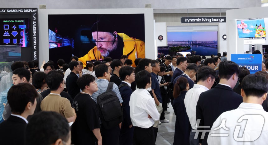 7일 서울 강남구 코엑스에서 열린 2025 한국디스플레이산업 전시회에서 관람객들이 전시물을 둘러보고 있다.올해 전시는 올해는 유기발광다이오드(OLED) 분야를 선도하고 있는 국내 양대 패널 기업과국내·외 소부장 기