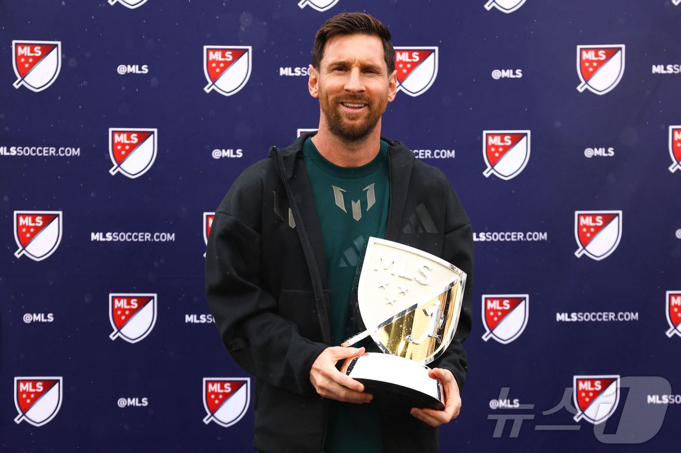 미국 무대도 평정한 <b>메시</b>, <b>MLS</b> 최초 2년 연속 <b>MVP</b> 수상