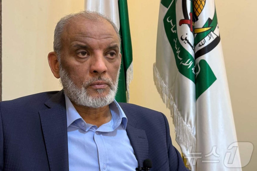 지난 10월 11일(현지시간) 호삼 바드란 하마스 정치국 위원이 카타르 도하에서 AFP통신과 인터뷰를 하고 있다.2025.10.11 ⓒ AFP=뉴스1 ⓒ News1 김지완 기자