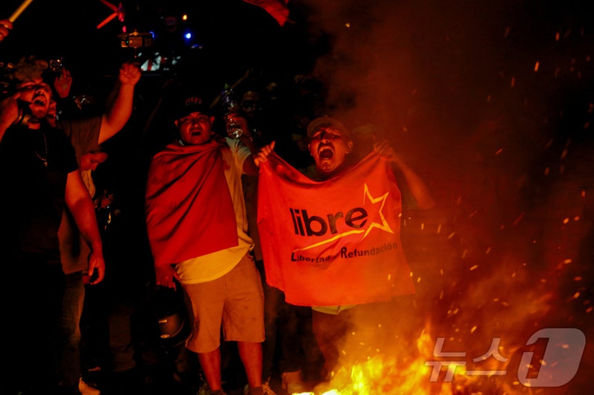 시오라마 카스트로 온두라스 대통령이 11월 30일 대선의 개표 과정에서 기술적 오류,사기 주장,도널드 트럼프 미국 대통령의 "선거 쿠데타"를 비난한 후,<a href="?ID=5839.html">강원랜드 앵벌이 후기</a>온두라스 테구시갈파의 국가선거위원회(CNE) 시설 밖에서 집