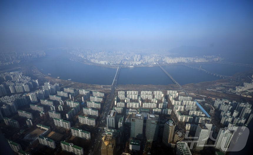 서울 송파구 롯데월드타워에서 바라본 한강변 아파트 단지모습.2025.12.7/뉴스1 ⓒ News1 김진환 기자