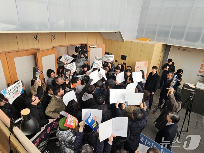 안창호 국가인권위원회 위원장이 10일 오전 서울 중구 안중근의사기념관에서 열린 '2025 인권의날 기념식'에 참석하려다 시민단체들의 저지에 끝내 참석하지 못했다.2025.12.10/뉴스1 ⓒ News1 유채연 기자