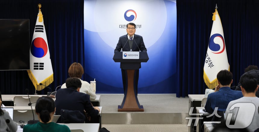 김경우 과학기술정보통신부 전파정책기획과장이 10일 서울 종로구 정부서울청사에서 이동통신 주파수 재할당 세부 정책방안 브리핑을 하고 있다.2025.12.10/뉴스1 ⓒ News1 임세영 기자