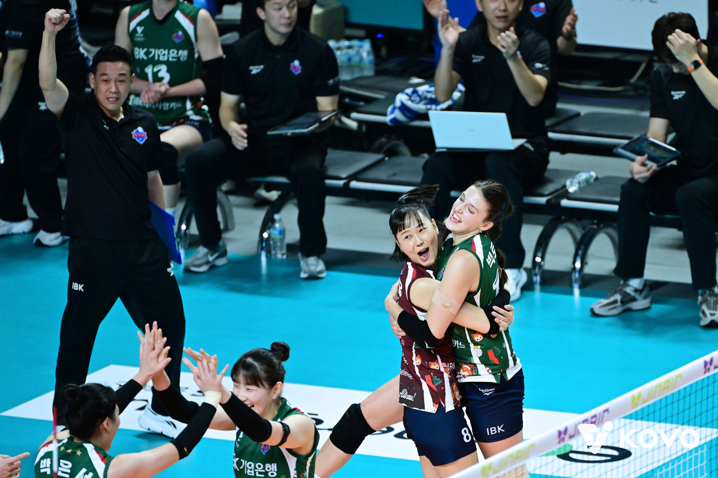 <b>IBK</b>, GS칼텍스에 3-0 완승…7연패 뒤 <b>4연승</b>