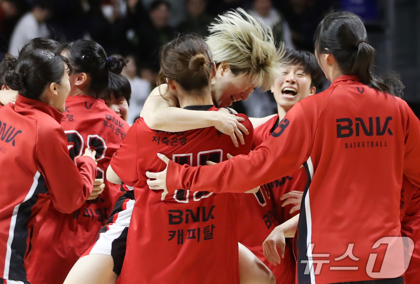 '<b>안혜지</b>·<b>김소니아</b> 더블더블' <b>BNK</b>, KB에 80-78 승리…공동 2위 도약