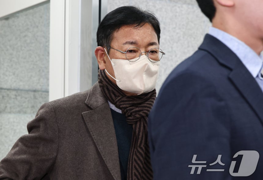 '쌍방울 대북 송금 사건'을 수사하는 과정에서 진술 회유가 있었다는 의혹을 받는 안부수 아태평화교류협회장이 10일 서울 서초구 중앙지방법원에서 열린 구속 전 피의자 심문(영장실질심사)에 출석하고 있다.2025.12