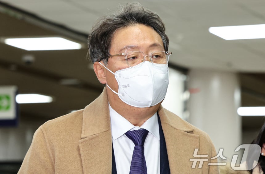 '쌍방울 대북 송금 사건' 관련 업무상 횡령 혐의를 받는 방용철 전 쌍방울 부회장이 10일 서울 서초구 중앙지방법원에서 열린 구속 전 피의자 심문(영장실질심사)에 출석하고 있다.2025.12.10/뉴스1 ⓒ New