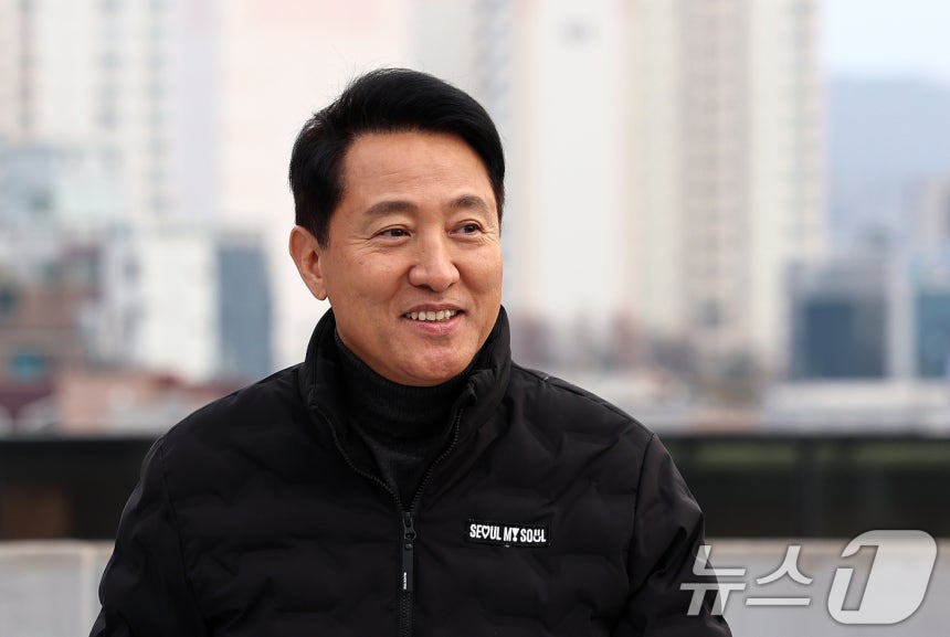 오세훈 서울시장이 10일 오후 서울 영등포구 대림1구역(대림동 855-1 일대) 현장을 찾아 둘러보고 있다.2025.12.10/뉴스1 ⓒ News1 구윤성 기자