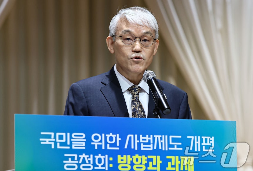 천대엽 법원행정처장이 9일 서울 서초구 서울법원종합청사에서 열린 '국민을 위한 사법제도 개편 과제 공청회'에 참석해 개회사를 하고 있다.2025.12.9/뉴스1 ⓒ News1 김도우 기자