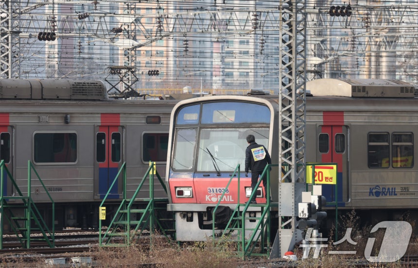 전국철도노동조합이 예고한 무기한 총파업이 하루 앞으로 다가온 지난 10일 경기 오산시 수도권 전철 1호선 서동탄역에 전동차가 세워져 있다.2025.12.10/뉴스1 ⓒ News1 김영운 기자