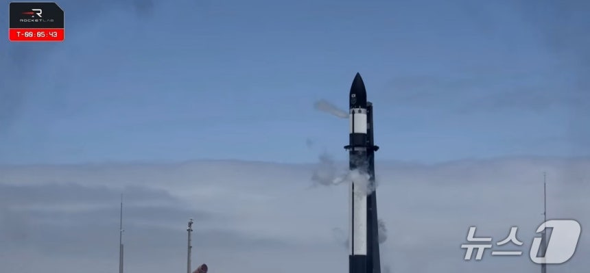 11일(한국시간) 한반도 군집 관측용 위성 '네온샛'의 검증위성을 실은 미국 로켓랩 사의 일렉트론 로켓이 뉴질랜드 마히아 발사장에서 발사를 앞두고 있다.(우주항공청 유튜브 생중계 갈무리)/뉴스1