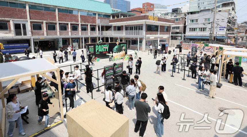 21일 오후 서울 성동구 펍지 성수에서 열린 배틀그라운드 모바일 7주년 팝업스토어를 찾은 게이머 등 시민들이 행사장에 마련된 각종 체험을 하고 있다.2025.5.21/뉴스1 ⓒ News1 장수영 기자