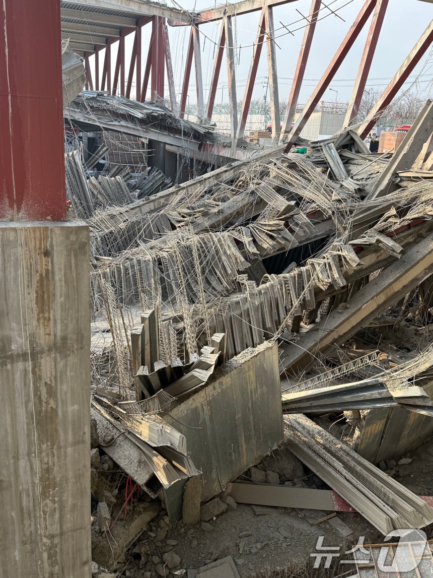 11일 오후 1시 58분쯤 광주 서구 치평동(상무지구)의 광주대표도서관 공사 현장에서 레미콘 타설 중 붕괴 사고가 발생해 4명이 매몰(추정),<a href=