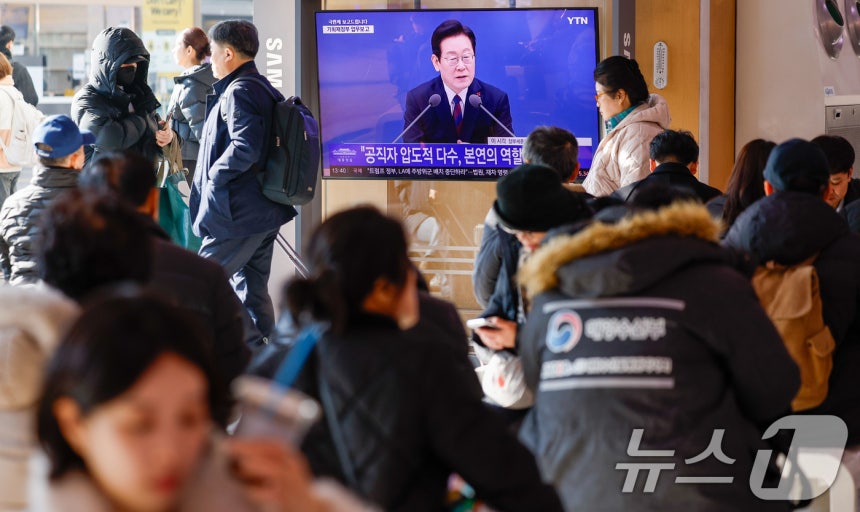 11일 서울역에서 이재명 대통령의 취임 후 첫 기관별 업무보고(기획재정부·국가데이터처) 모두 발언 생중계 화면이 나오고 있다.2025.12.11/뉴스1 ⓒ News1 안은나 기자