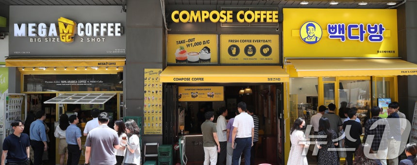 서울 시내에 위치한 저가 브랜드 커피 매장 앞에서 시민들이 줄지어 커피를 구매하고 있다.2024.7.1/뉴스1 ⓒ News1 임세영 기자