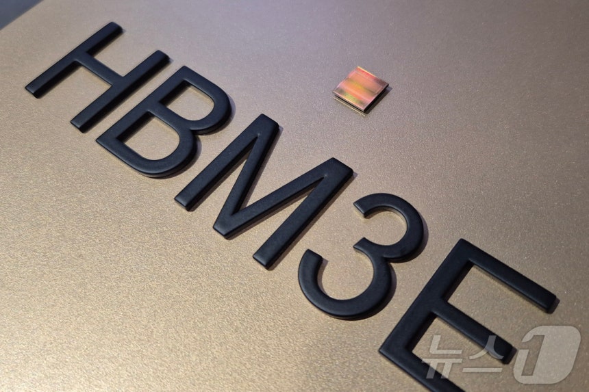 6일(현지시간) 미국 네바다주 라스베이거스 컨벤션센터(LVCC)에서 열린 SK 부스에 전시된 5세대 고대역폭메모리(HBM3E) 16단의 모습.2025.1.7/뉴스1 ⓒ News1 최동현 기자