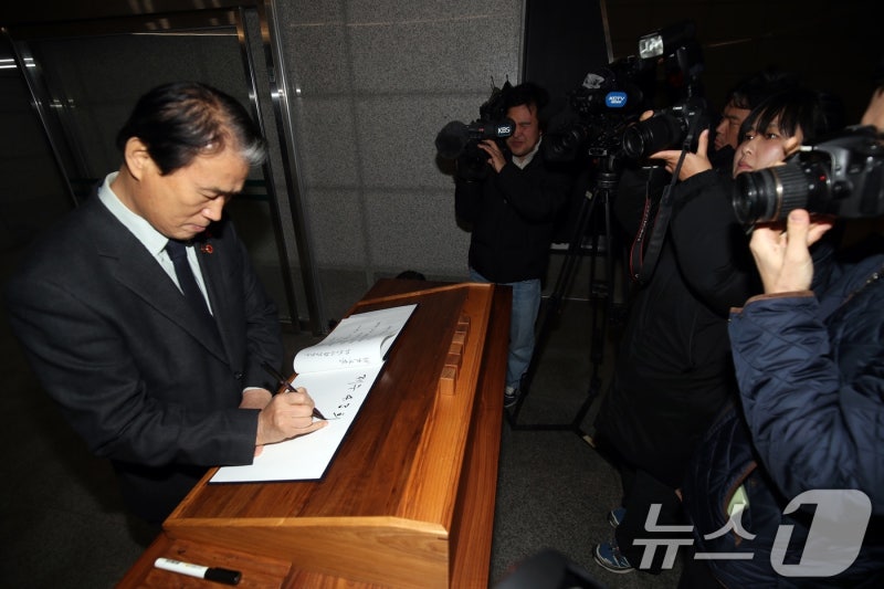 <b>4·3 학살 박진경</b> 논란 속 제주 찾은 권오을 장관