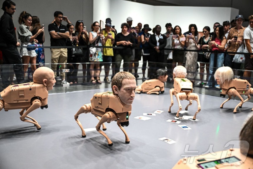 디지털 아티스트 '비플'이 미국 플로리다주 마이애미 비치 컨벤션센터에서 열린 '아트 바젤 2025' 박람회를 통해 선보인 유명인의 얼굴을 한 로봇개들. 2025.12.07 ⓒ AF