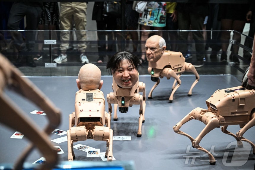 디지털 아티스트 '비플'이 미국 플로리다주 마이애미 비치 컨벤션센터에서 열린 '아트 바젤 2025' 박람회를 통해 선보인 유명인의 얼굴을 한 로봇개들.2025.12.07 ⓒ AFP=뉴스1 ⓒ News1 이지예 객원