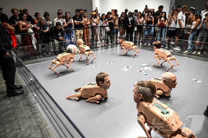 디지털 아티스트 '비플'이 미국 플로리다주 마이애미 비치 컨벤션센터에서 열린 '아트 바젤 2025' 박람회를 통해 선보인 유명인의 얼굴을 한 로봇개들.2025.12.07 ⓒ AFP=뉴스1 ⓒ News1 이지예 객원