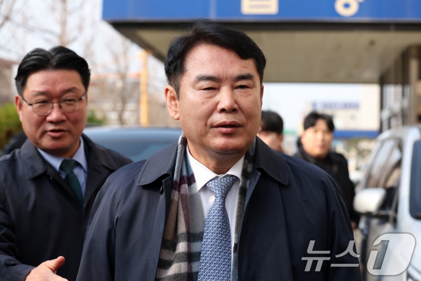 이정선 광주시교육감이 11일 오전 사전구속영장 실질심사에 출석하기 위해 광주 동구 광주지방법원에 들어서고 있다.이 교육감은 지난 2022년 신임 감사관 임용 절차에 개입한(직권남용 권리행사) 혐의를 받고 있다.2