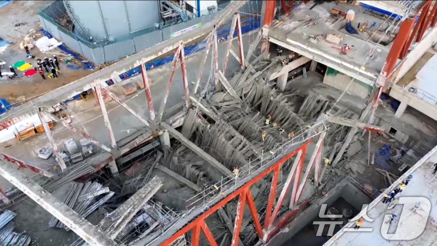 11일 오후 1시 58분쯤 광주 서구 치평동(상무지구)의 광주대표도서관 공사 현장에서 레미콘 타설 중 붕괴 사고가 발생해 4명이 매몰됐다.사진은 사고현장 모습.(소방청 제공.재판매 및 DB금지) 2025.12.