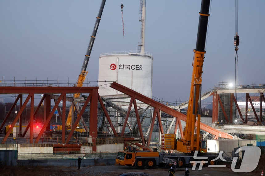 11일 오후 광주 서구 치평동(상무지구)의 광주대표도서관 공사 현장에서 레미콘 타설 중 붕괴 사고가 발생해 1명이 사망하고 3명이 매몰,소방당국이 구조작업을 하는 가운데 철골 구조물을 들어내기 위해 대형 크레인을 