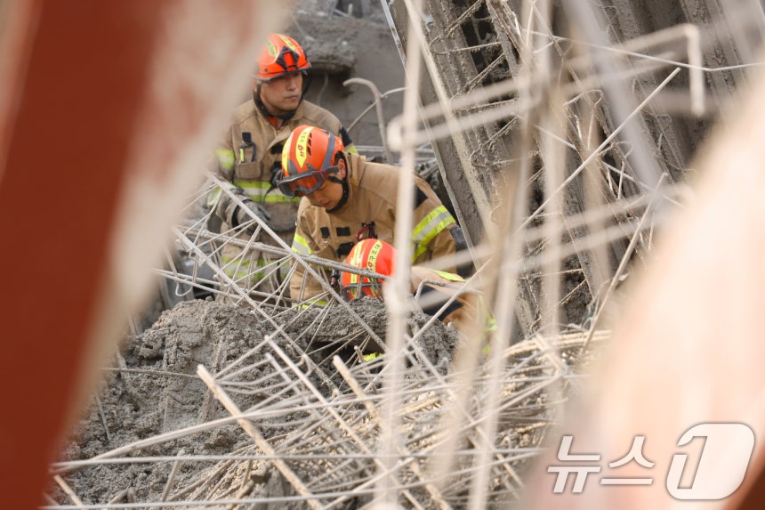 11일 오후 1시 58분쯤 광주 서구 치평동(상무지구)의 광주대표도서관 공사 현장에서 레미콘 타설 중 붕괴 사고가 발생해 4명이 매몰,소방당국이 구조작업을 하고 있다.2025.12.11/뉴스1 ⓒ News1 김태